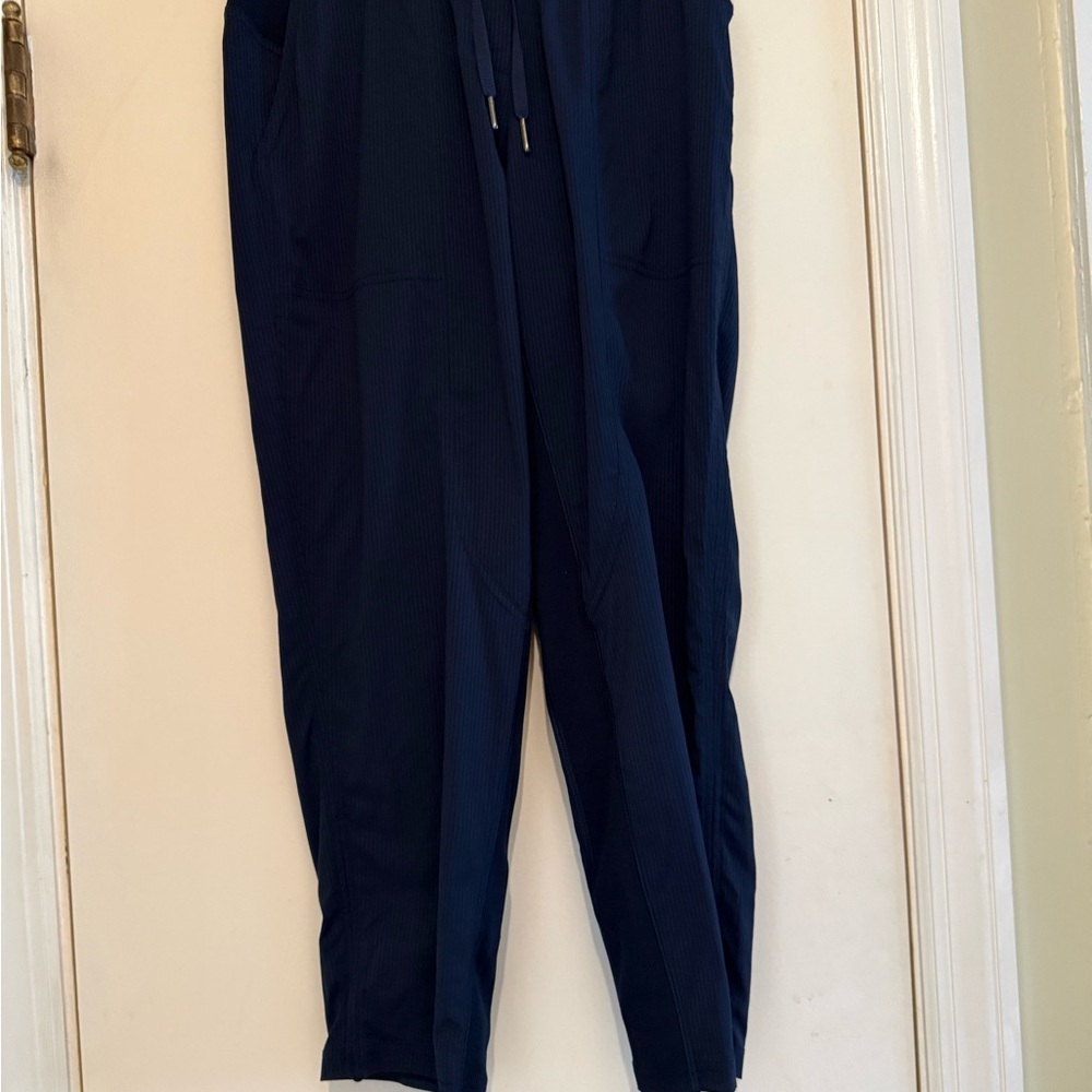 Lululemon Women's Navy Cropped Pants